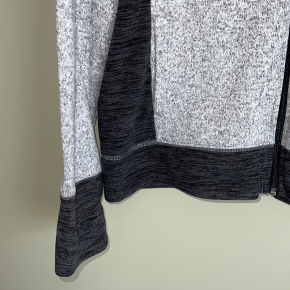 Tek Gear zip up hoodie w front pockets - perfect condition - Picture 5 of 10